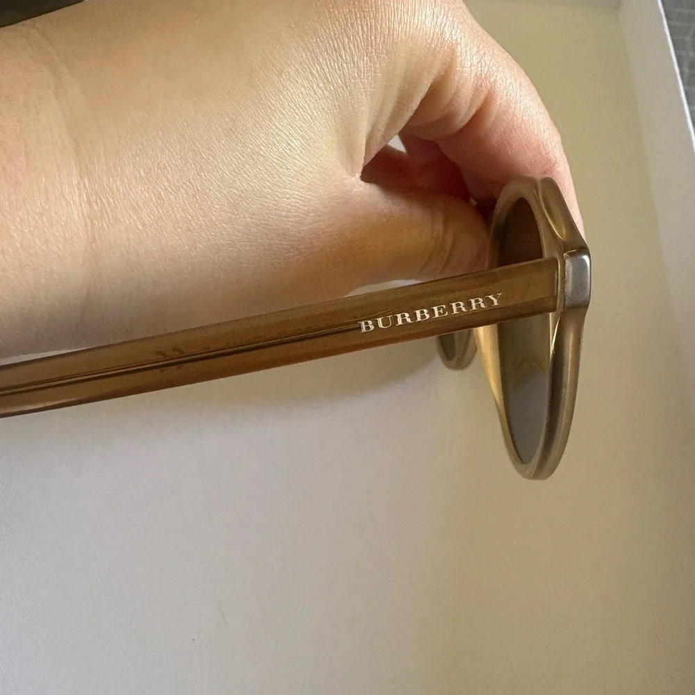 Burberry round frame